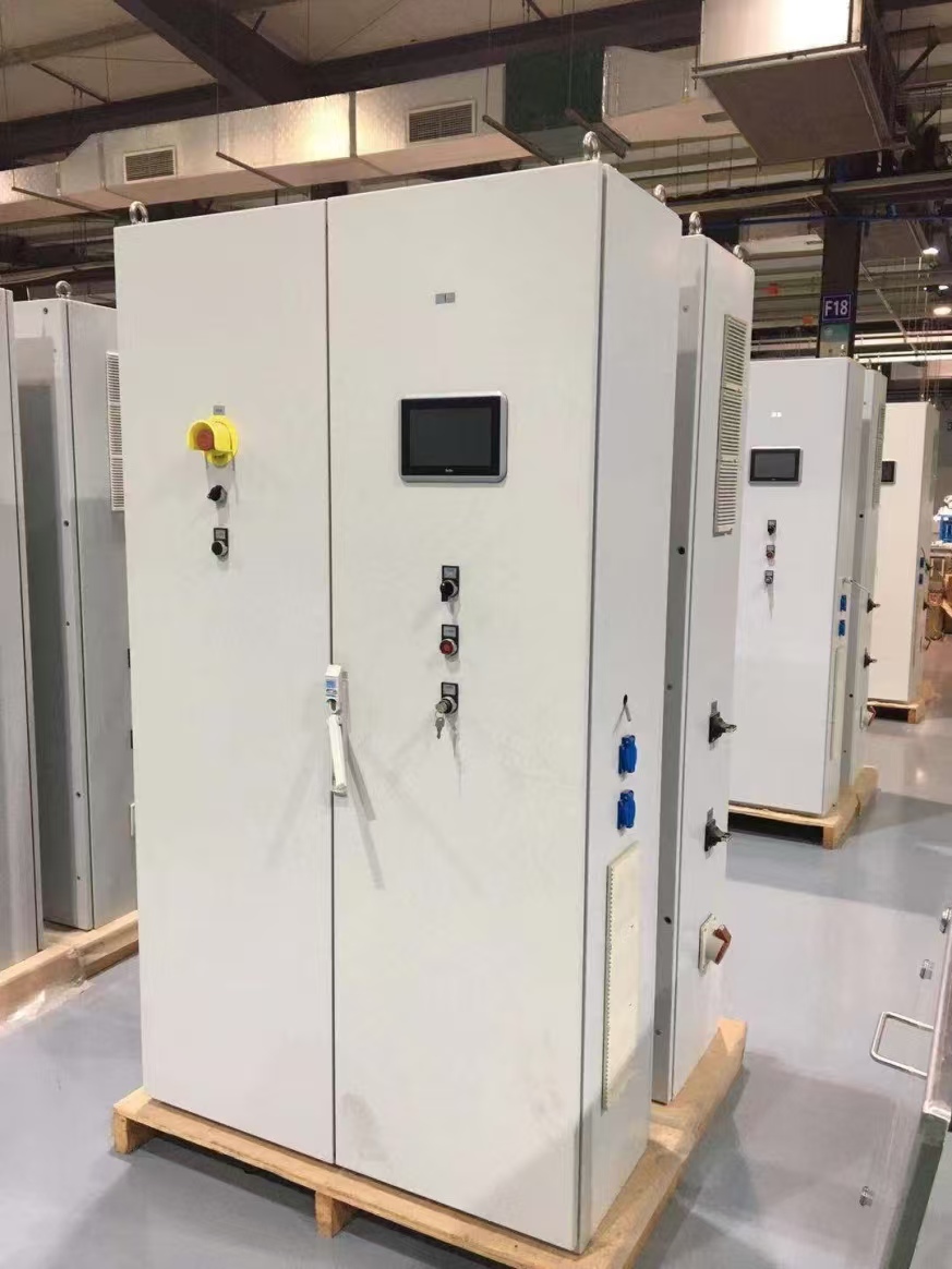 风力发电机组主控制系统装配现场